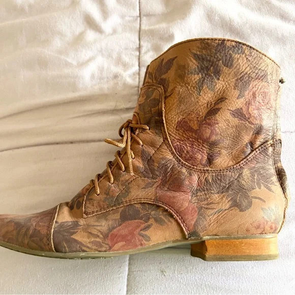 Latigo Floral Ankle Boots - Picture 7 of 7